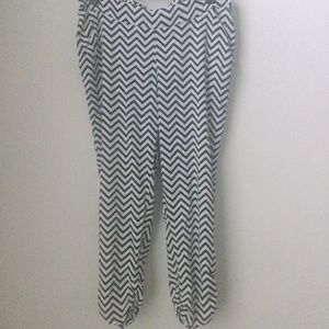 💥 SALE 2/$15 TORRID Black & White Chevron Pegged Ankle Pant with Pockets Size 1